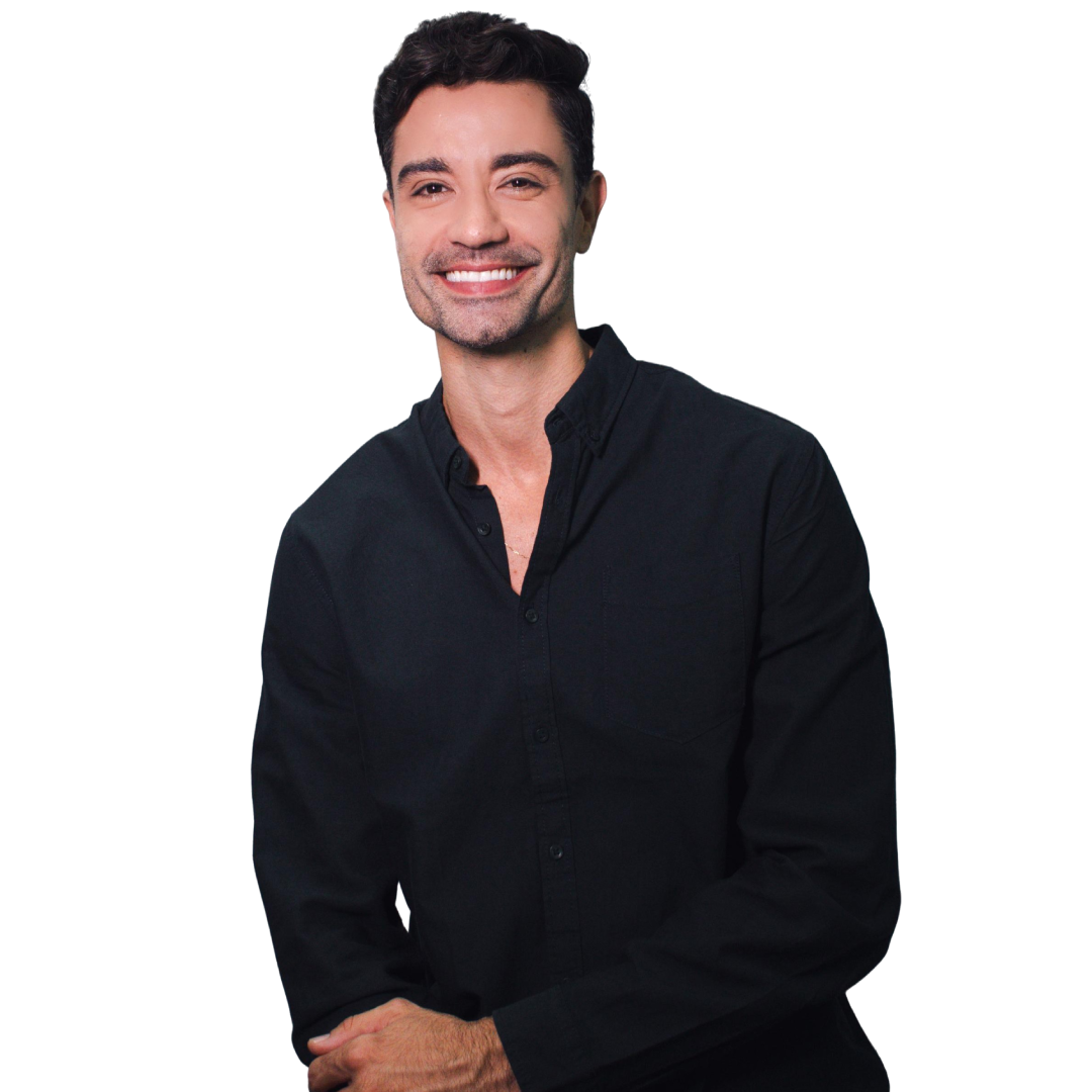 Ycaro Rabelo, terno escuro, braços cruzados, pose de autoridade