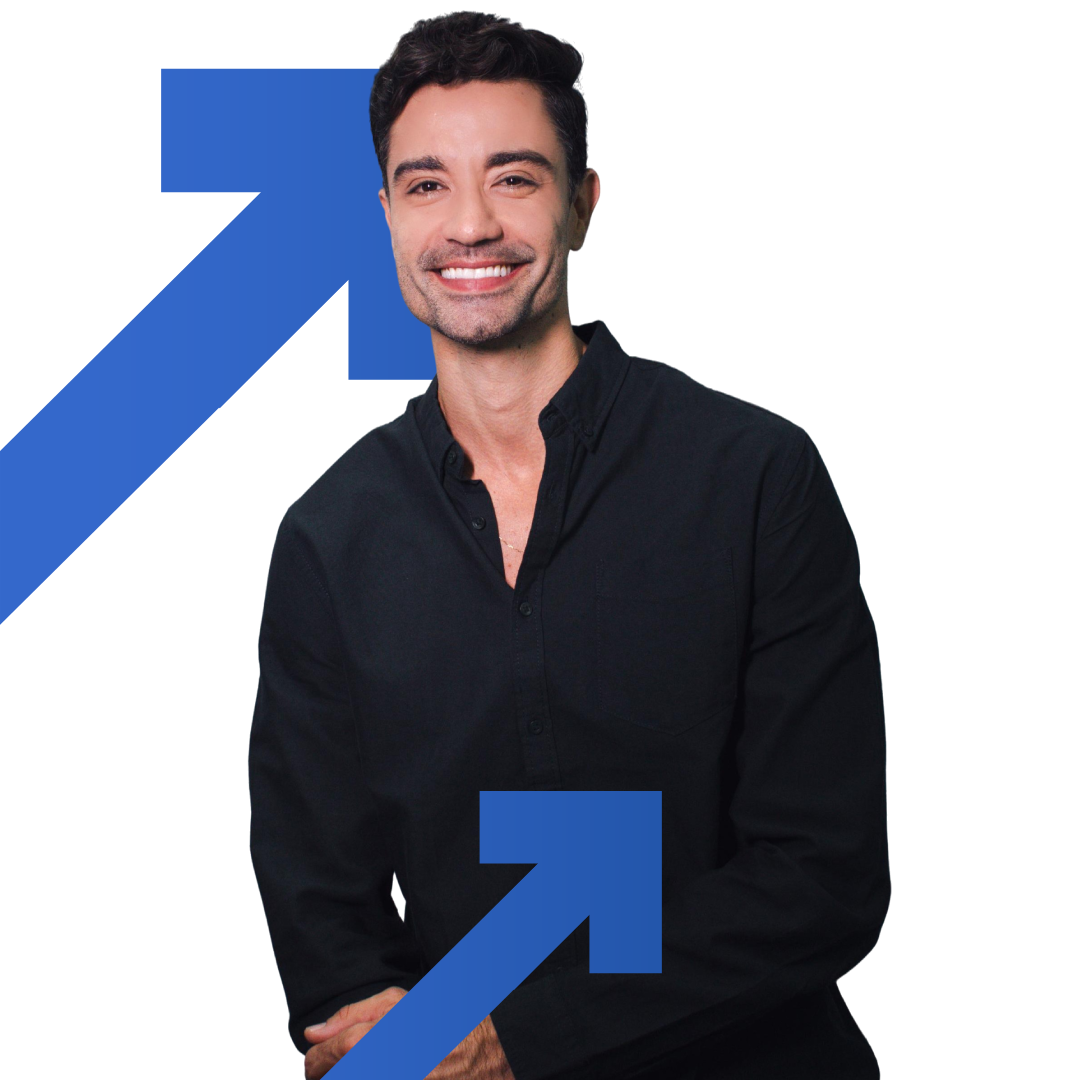 Ycaro Rabelo, terno escuro, braços cruzados, pose de autoridade